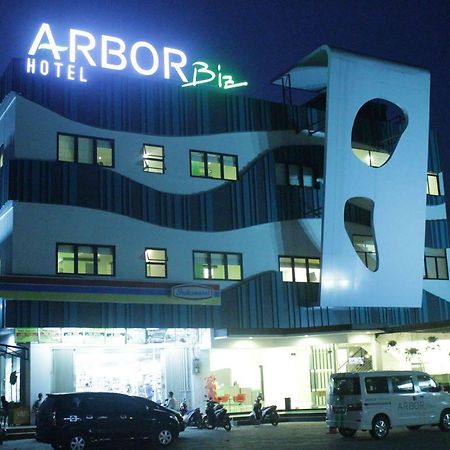 Arbor Biz Hotel Makassar Exterior photo
