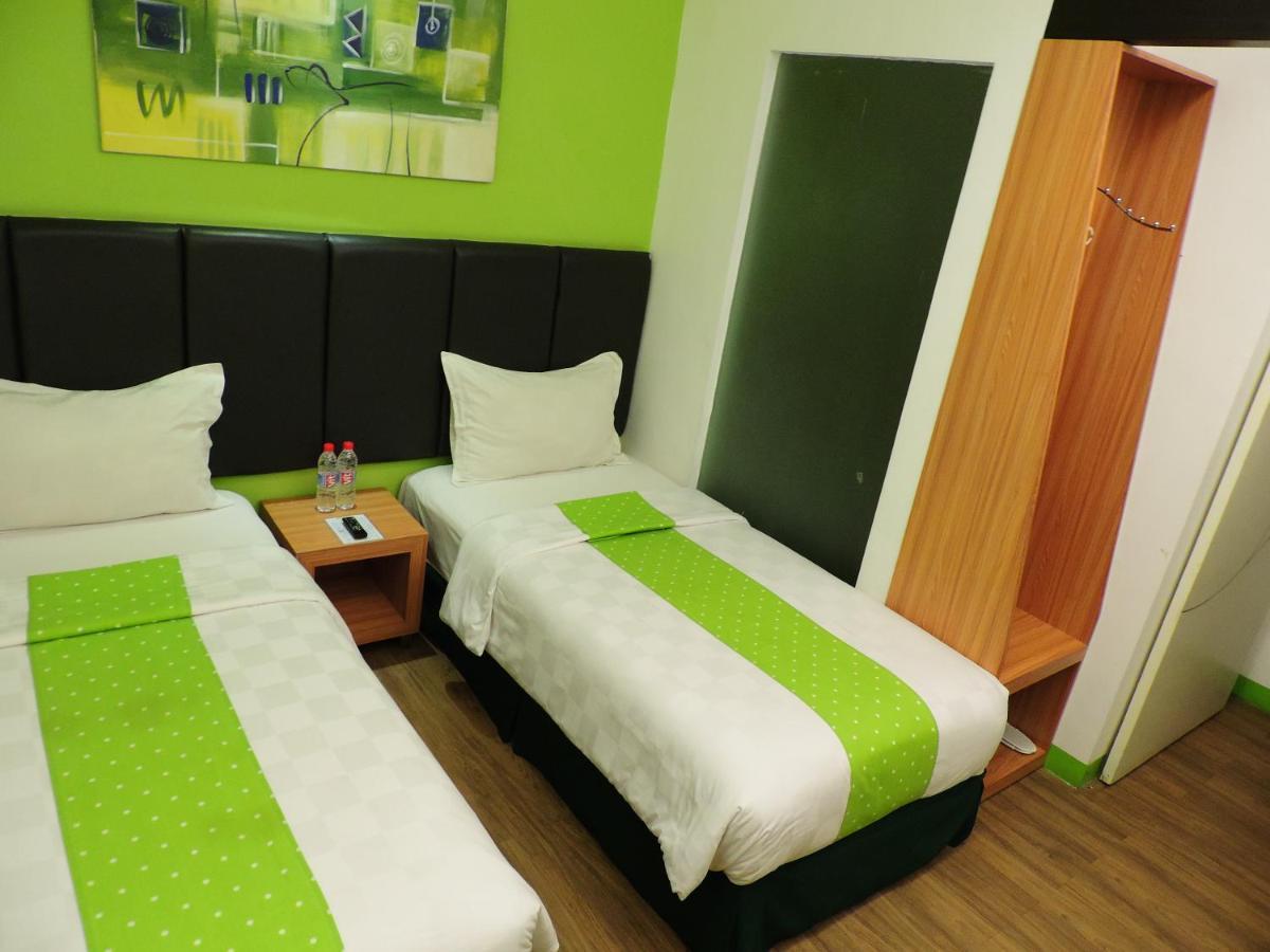 Arbor Biz Hotel Makassar Exterior photo