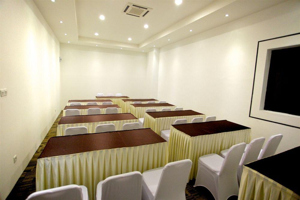 Arbor Biz Hotel Makassar Exterior photo