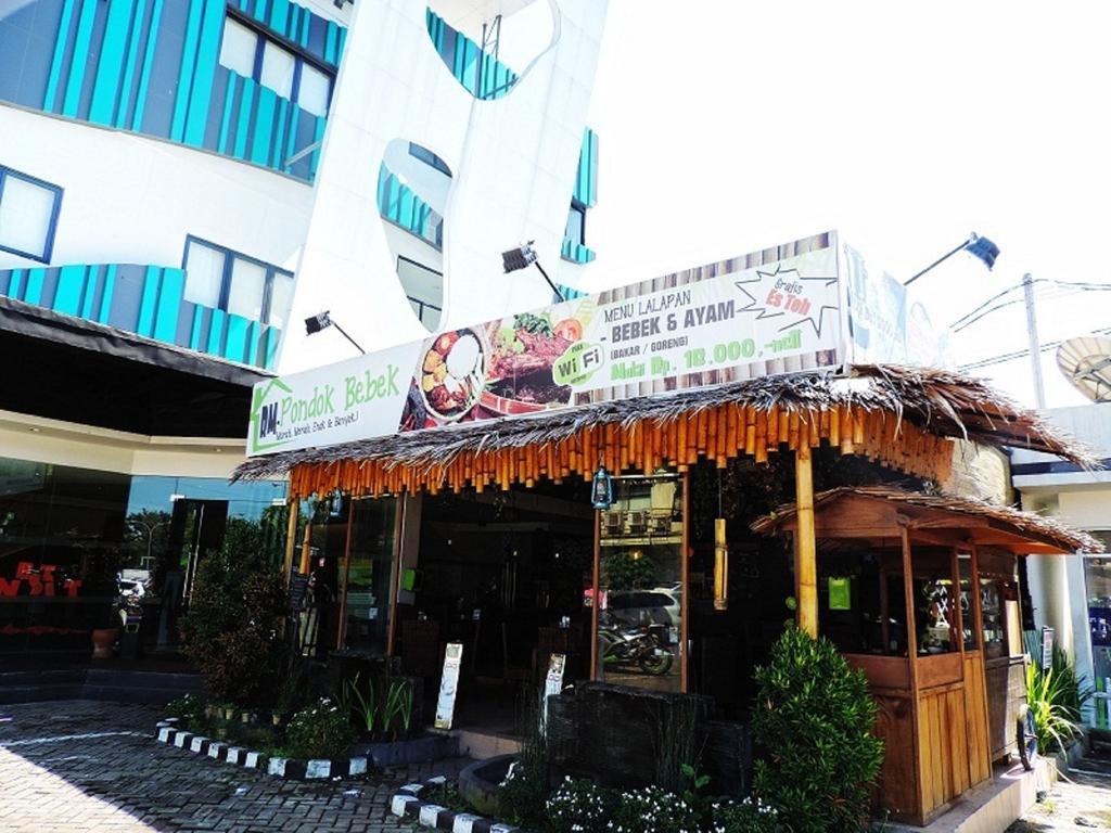 Arbor Biz Hotel Makassar Exterior photo