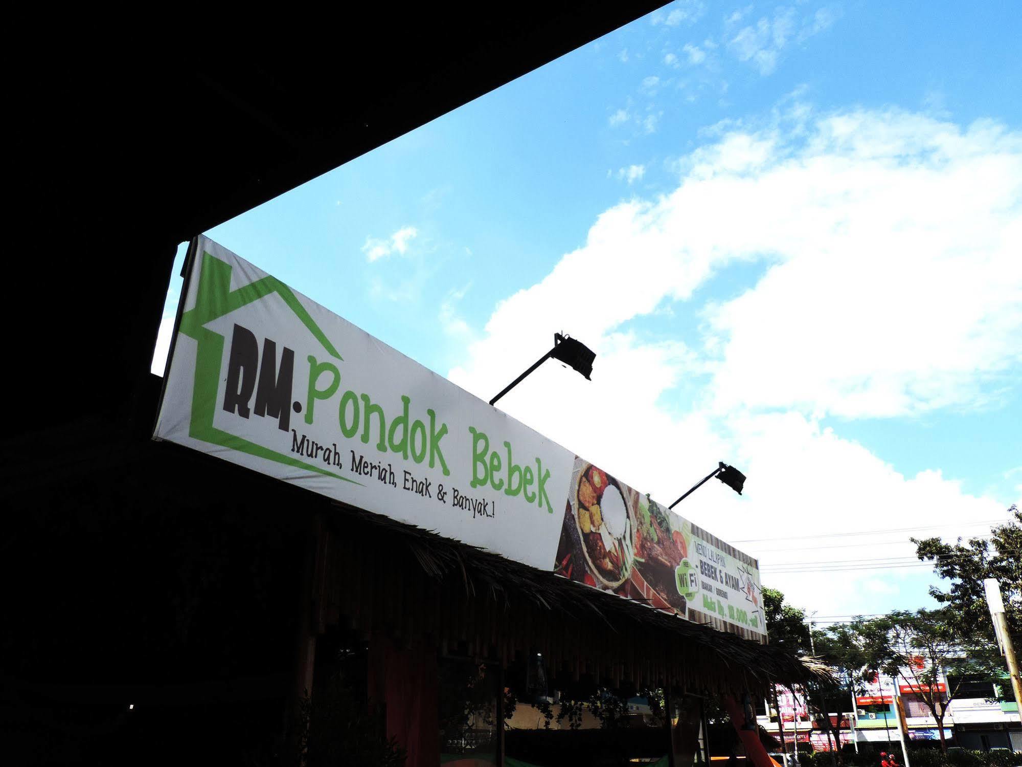 Arbor Biz Hotel Makassar Exterior photo