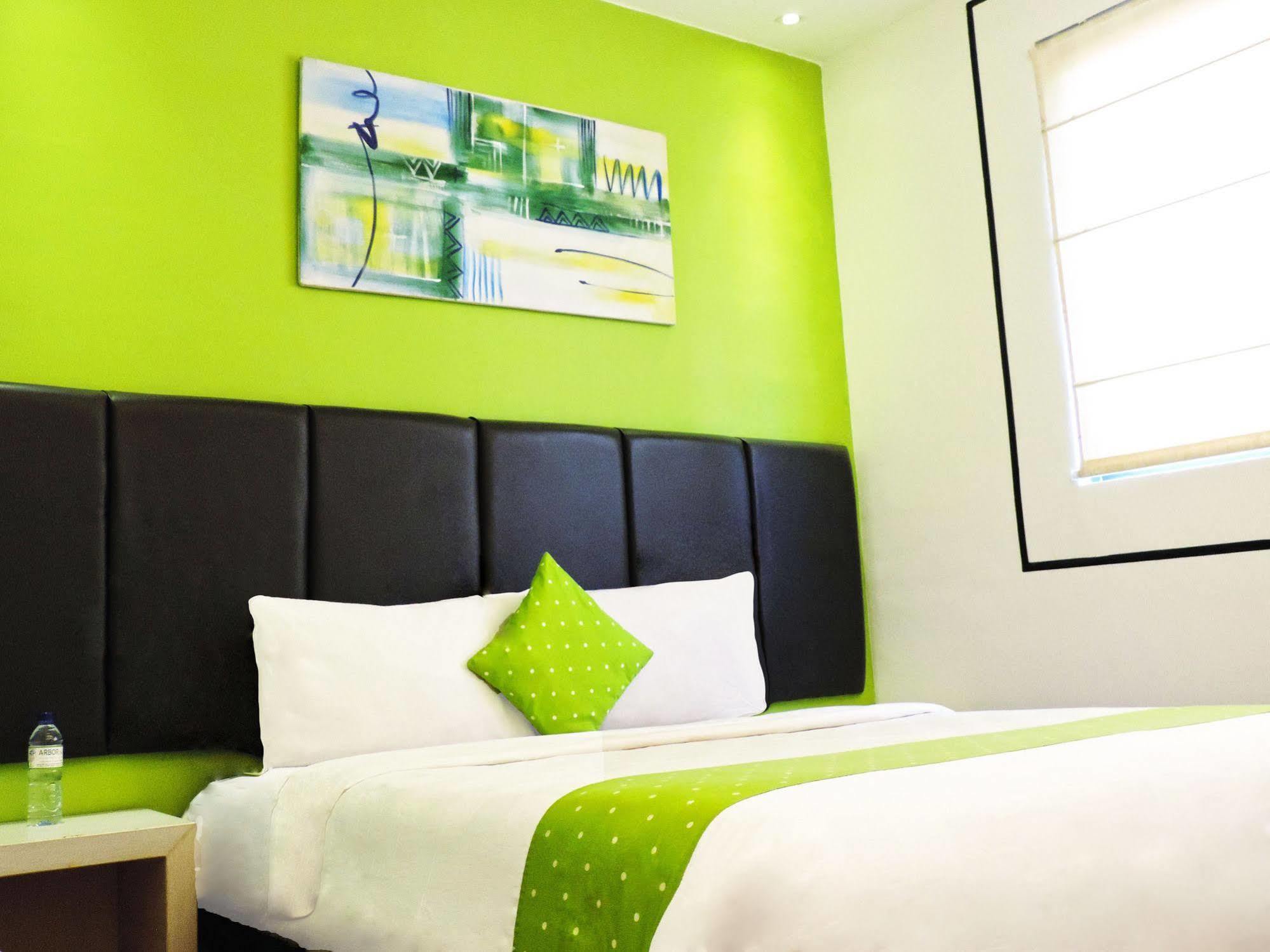 Arbor Biz Hotel Makassar Exterior photo