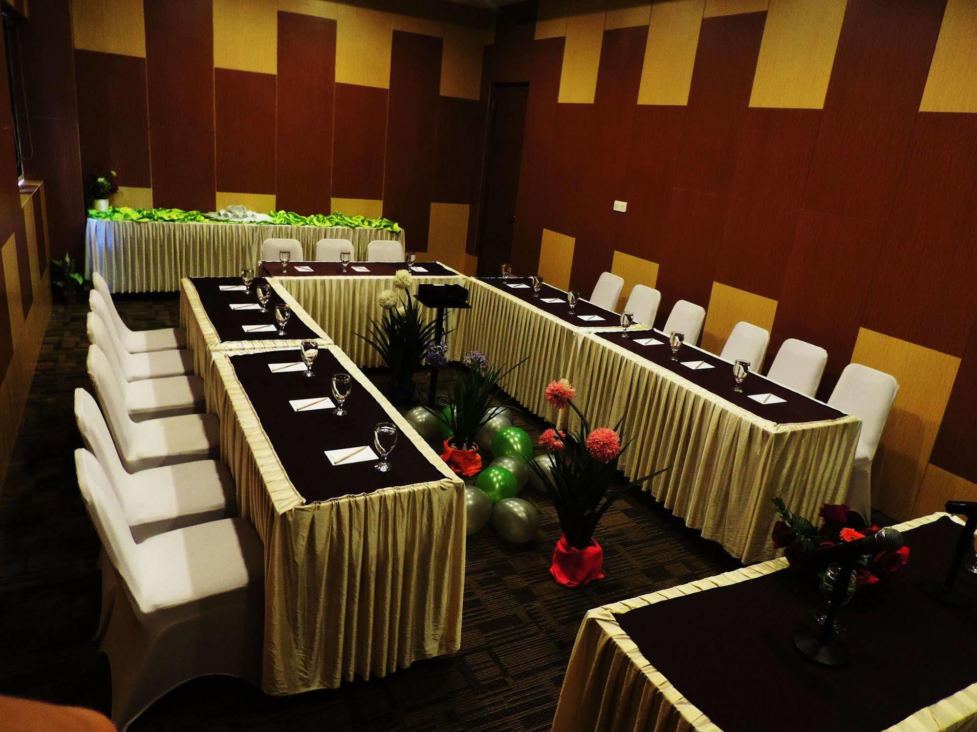 Arbor Biz Hotel Makassar Exterior photo
