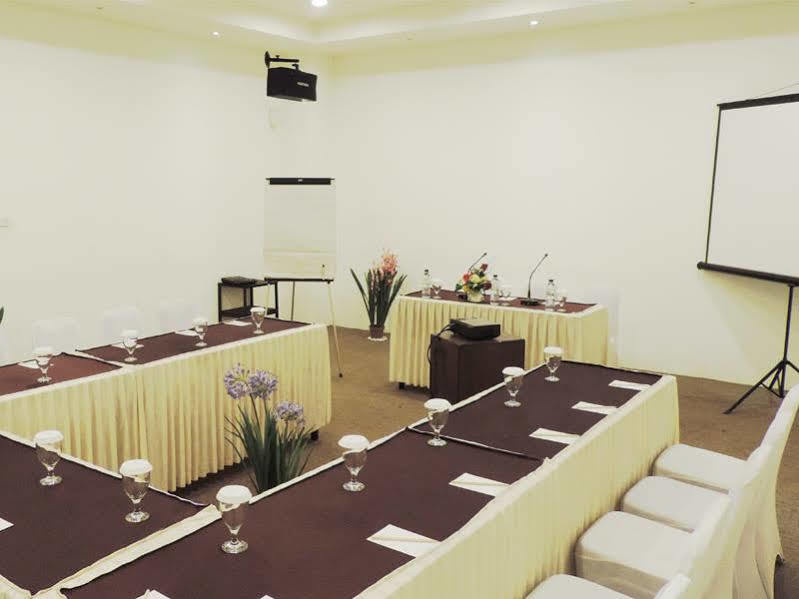 Arbor Biz Hotel Makassar Exterior photo