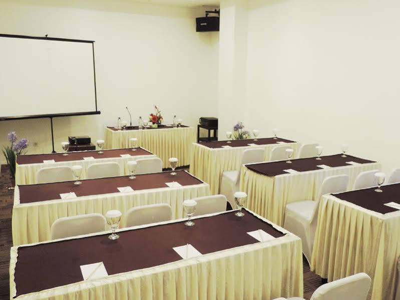 Arbor Biz Hotel Makassar Exterior photo