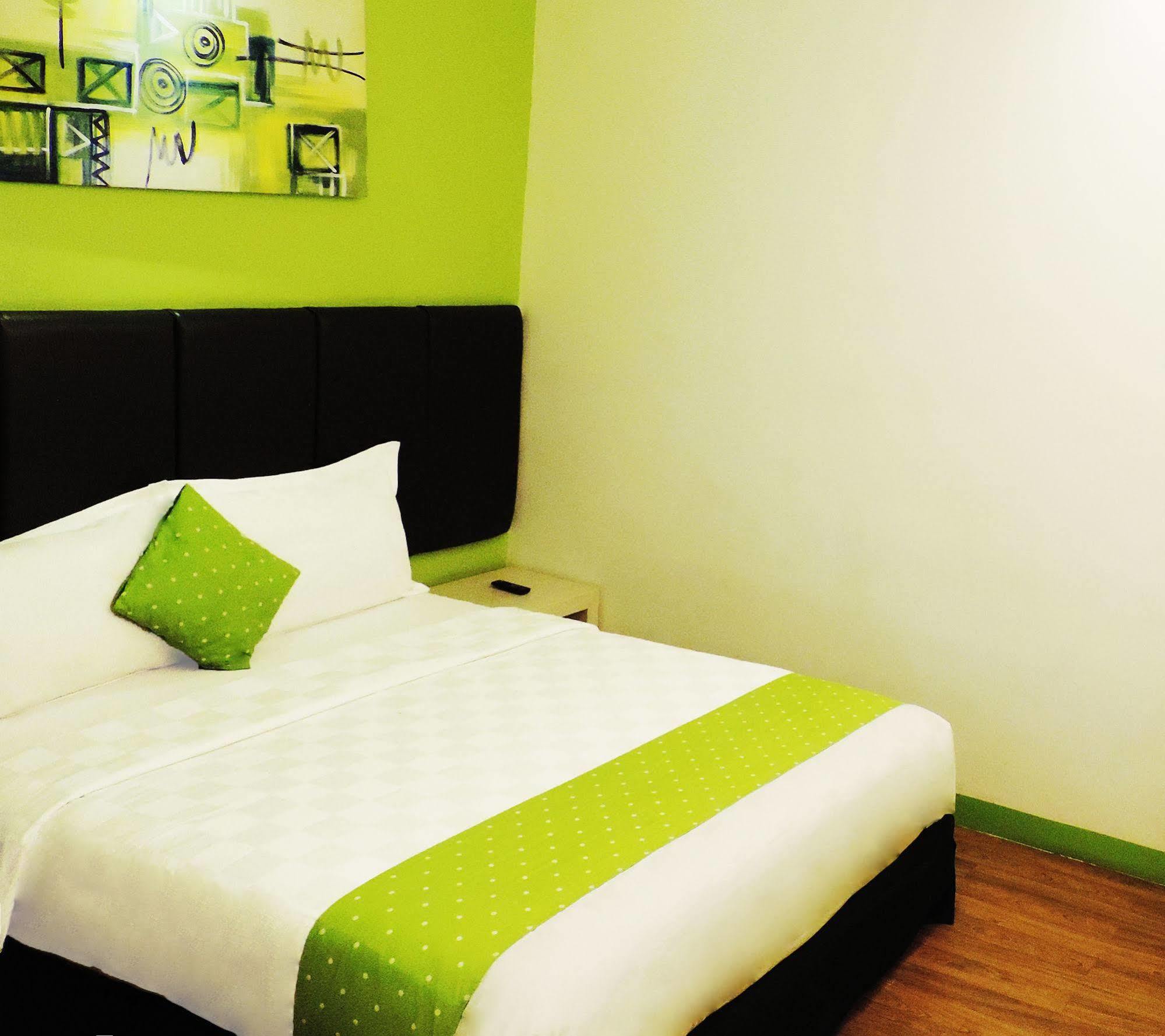 Arbor Biz Hotel Makassar Exterior photo