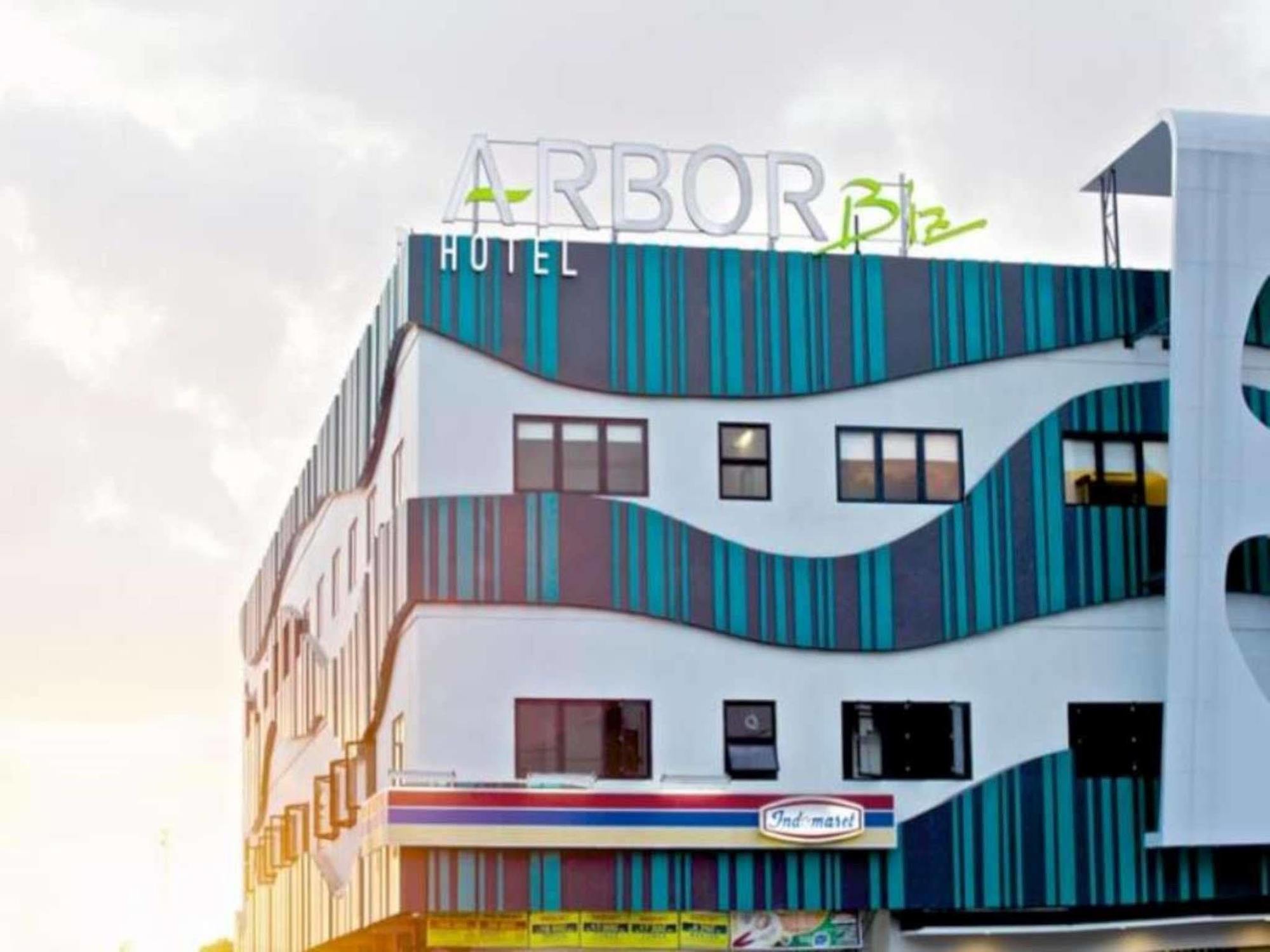 Arbor Biz Hotel Makassar Exterior photo
