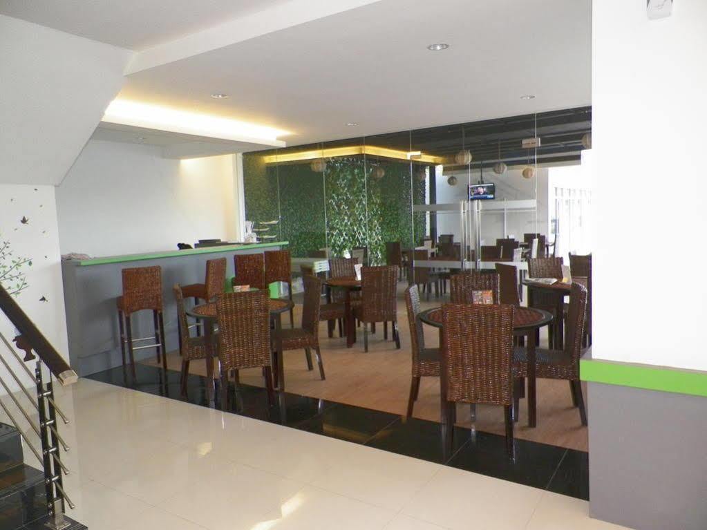 Arbor Biz Hotel Makassar Exterior photo