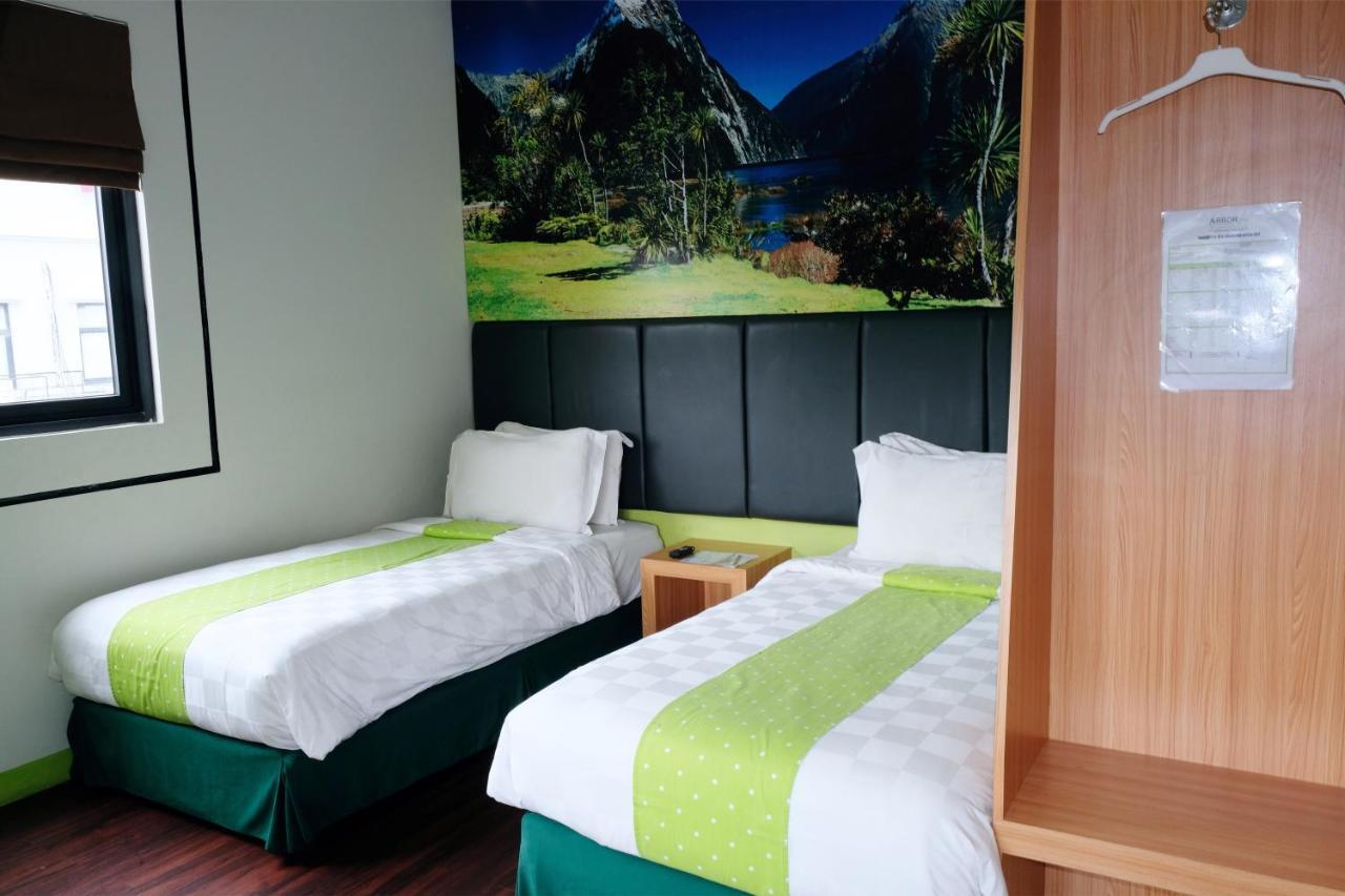Arbor Biz Hotel Makassar Exterior photo