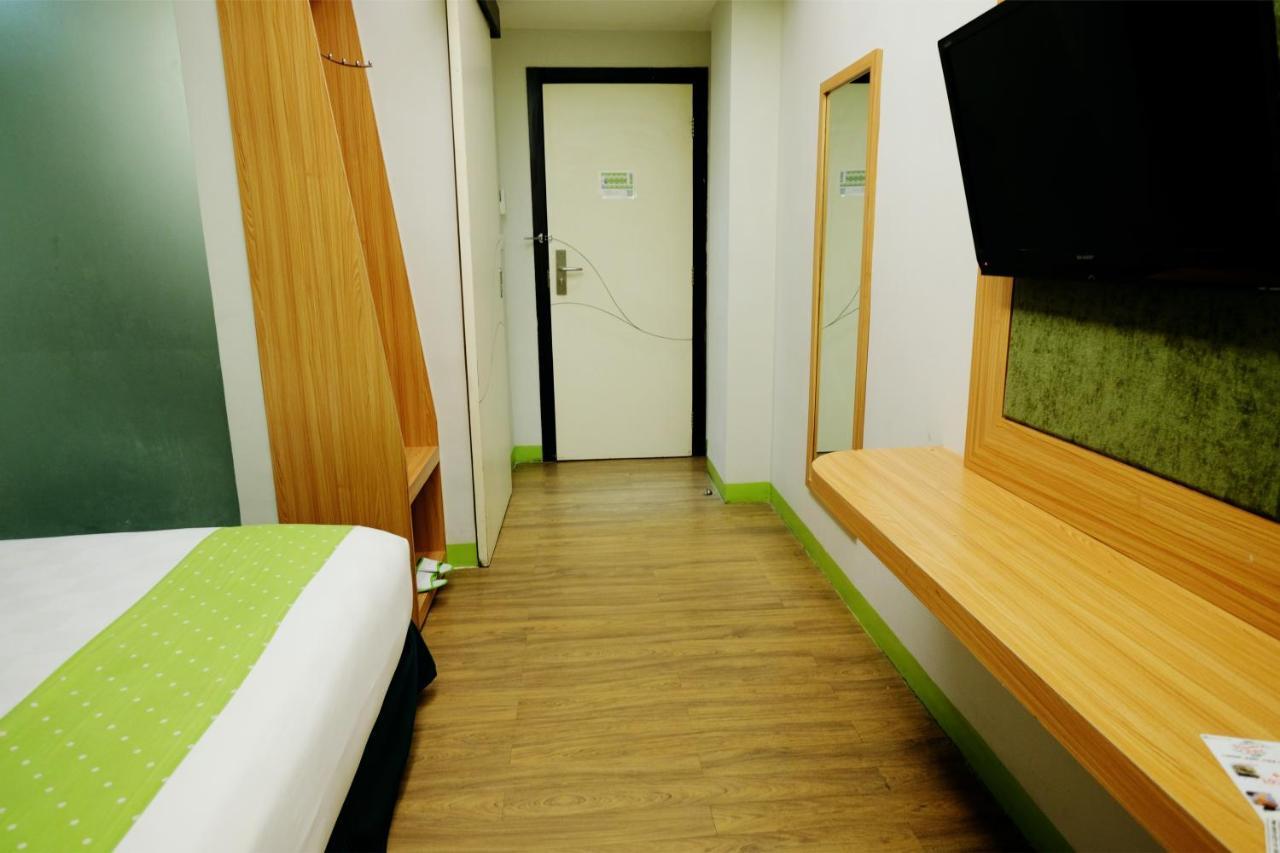 Arbor Biz Hotel Makassar Exterior photo