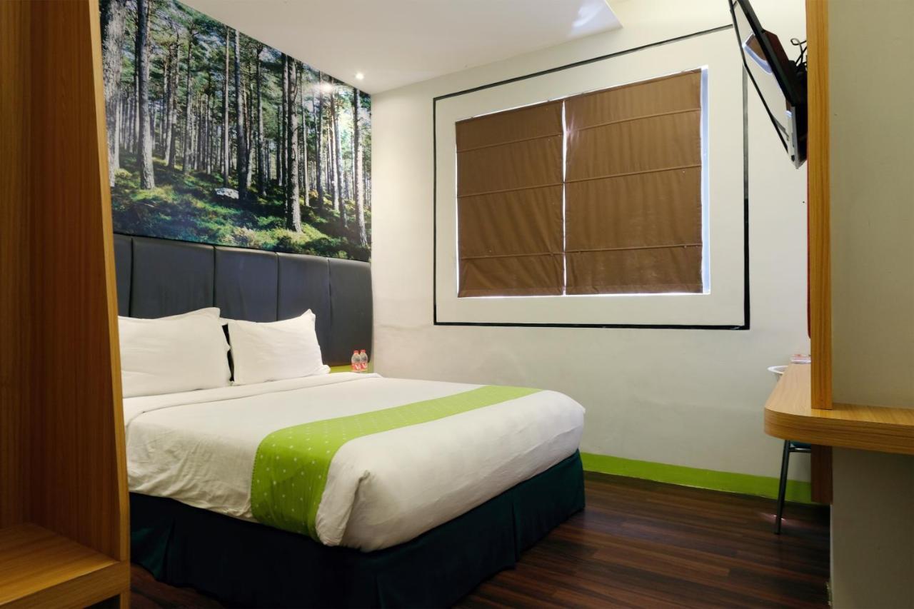 Arbor Biz Hotel Makassar Exterior photo