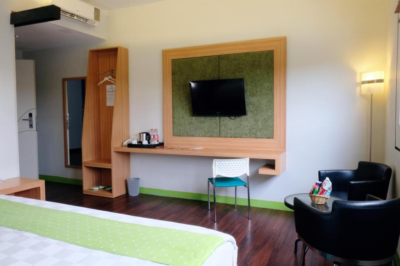 Arbor Biz Hotel Makassar Exterior photo