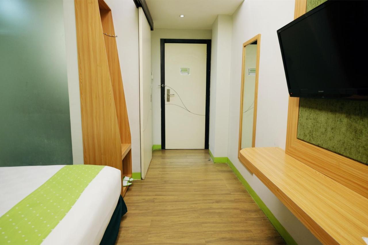 Arbor Biz Hotel Makassar Exterior photo
